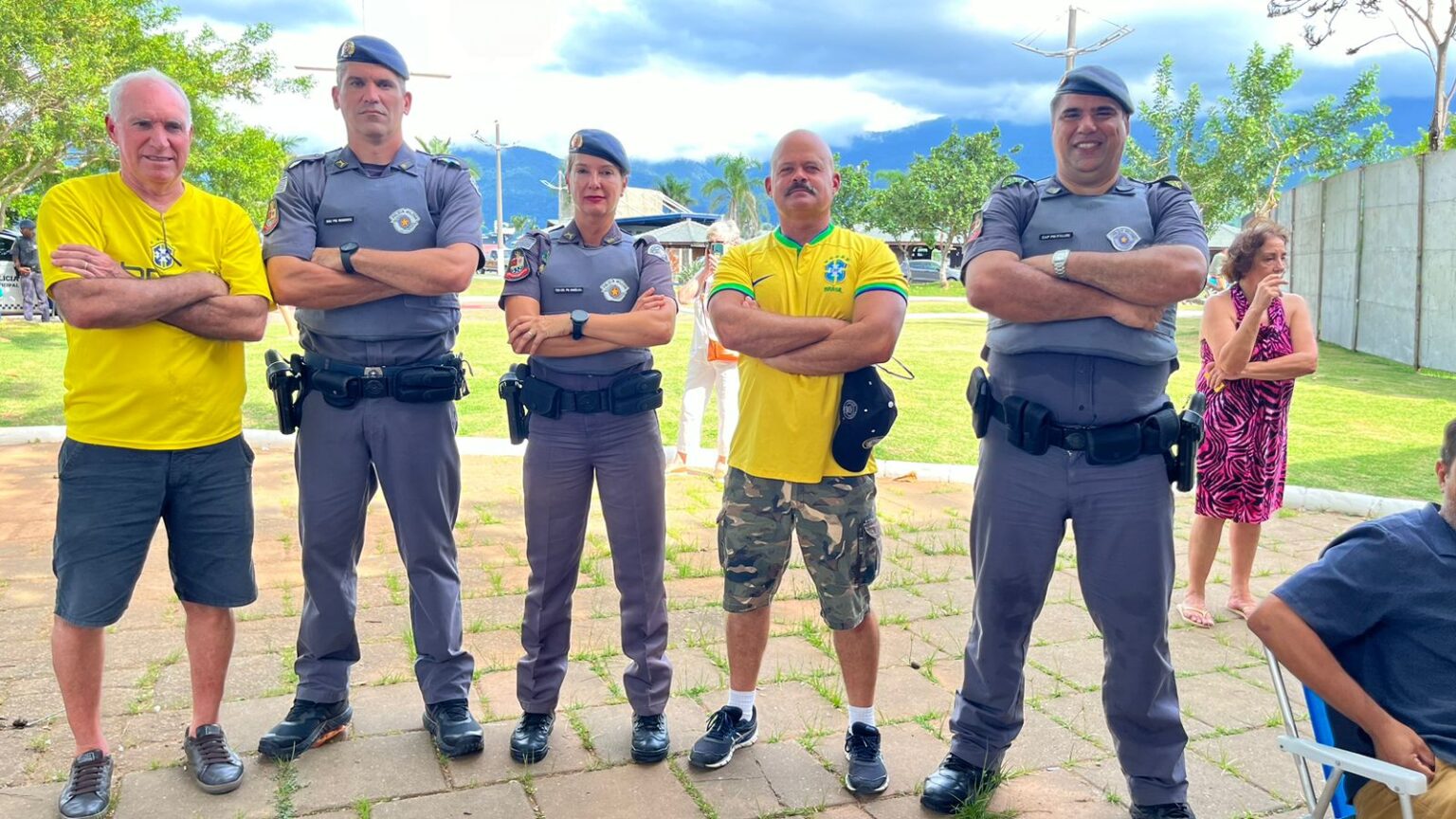 Foto do major franco com o batalhão da polícia